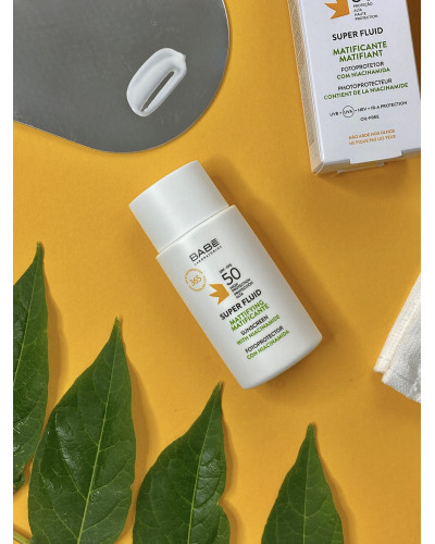 Сонцезахисний флюїд для обличчя з ефектом матування з SPF 50 BABE LABORATORIOS