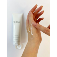 Освітлюючий гель для очищення шкіри обличчя Medik8 Surface Radiance Cleanse