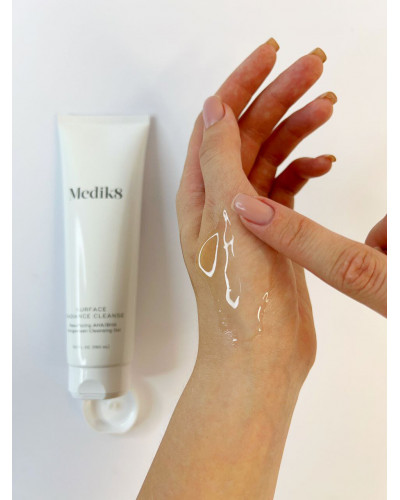 Освітлюючий гель для очищення шкіри обличчя Medik8 Surface Radiance Cleanse